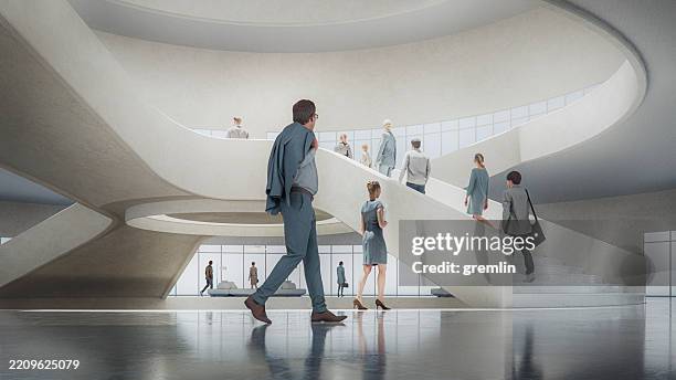 geschäftsleute, die in der lobby des bürogebäudes spazieren gehen - oberlicht stock-fotos und bilder