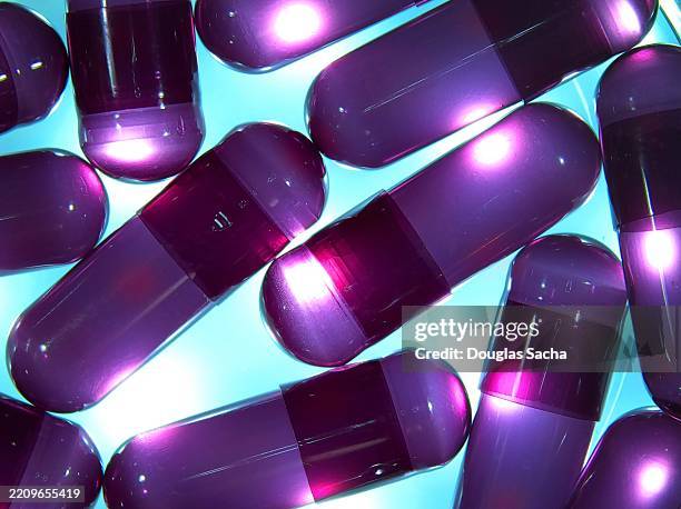 capsule healthcare medication - opioid stock pictures, royalty-free photos & images