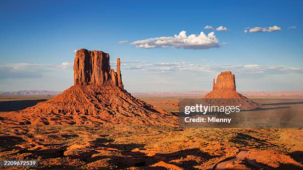 monument valley, panorama, west mitten et east mitten, butte, arizona, états-unis - monument valley tribal park photos et images de collection