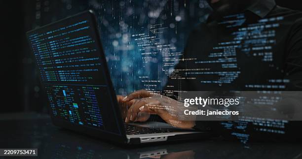 hände eines mannes, der vor dem computer sitzt und sich auf die entwicklung von code für ki-gesteuerte anwendungen konzentriert - computersprache stock-fotos und bilder