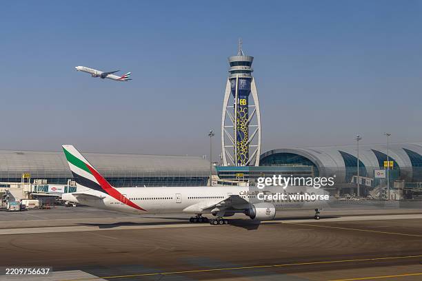 emirates boeing 777-300er - air traffic control tower stock pictures, royalty-free photos & images