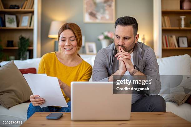 paar diskutiert über hausfinanzen - vergleich stock-fotos und bilder