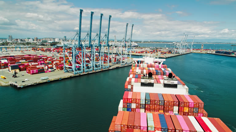 https://media.gettyimages.com/id/2209781840/video/tugboats-guiding-container-ship-into-berth-in-the-port-of-long-beach-aerial-shot.jpg?b=1&s=640x640&k=20&c=IBIvSez-_JWdvGGthKqddw1w5HT5VLPAvpB-Ef-PCW0=