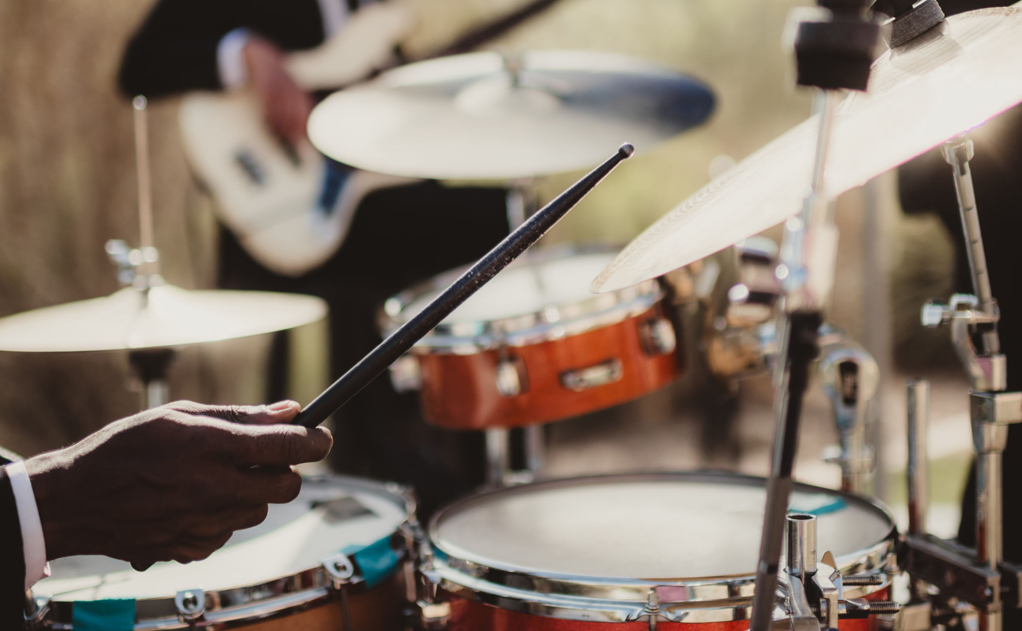 Baterista y guitarrista en la banda en la recepción de la boda al aire libre Baterista y guitarrista en la banda en la recepción de la boda al aire libre