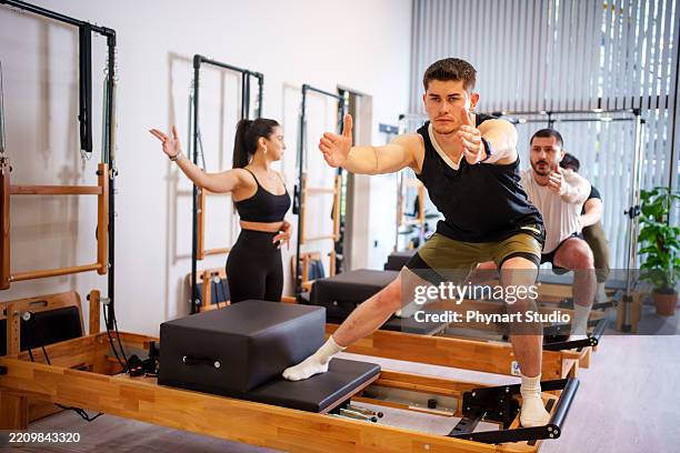 corso di pilates maschile - metodo pilates foto e immagini stock