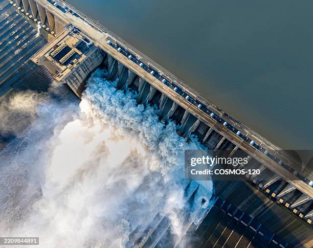 muro della diga di vaal con acqua corrente - diga foto e immagini stock