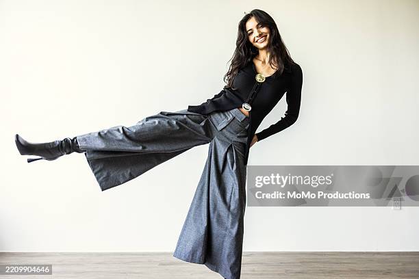 portrait of beautiful and fashionable young woman on white background - vestido preto imagens e fotografias de stock