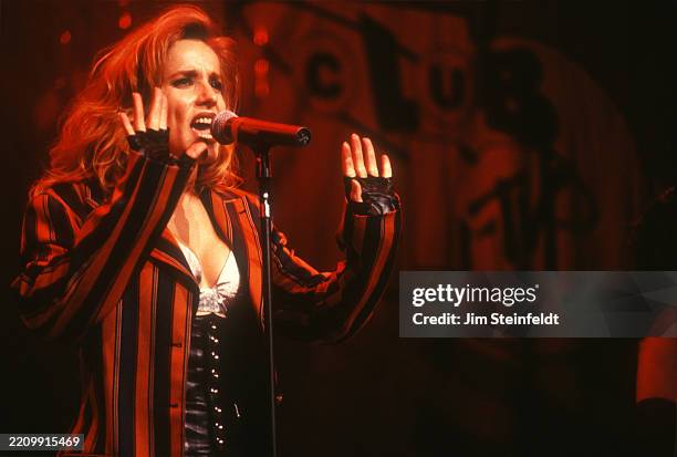 Singer Tara Kemp performs at the Target Center in Minneapolis, Minnesota on August 5, 1991.