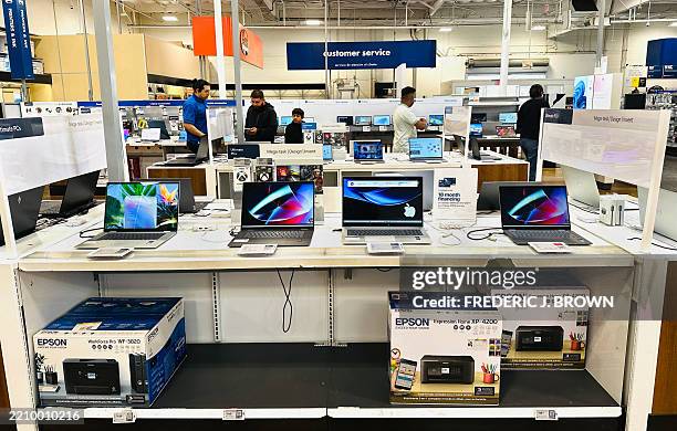 Computer Store Stock 121,817 Retail Computer Stock Photos, High-Res Pictures, and Images ...
