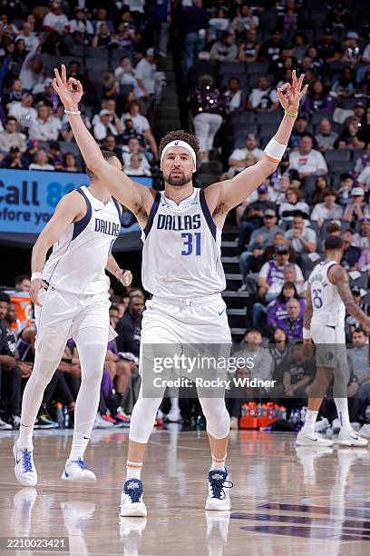 Klay Thompson of the Dallas Mavericks celebrates three point basket during the game against the Sacramento Kings during the 2025 SoFi Play-In...