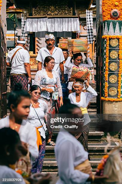 Local Balinese Celebrating Nyatur Festival In Traditional Clothes Ubud Bali, Stockfoto
