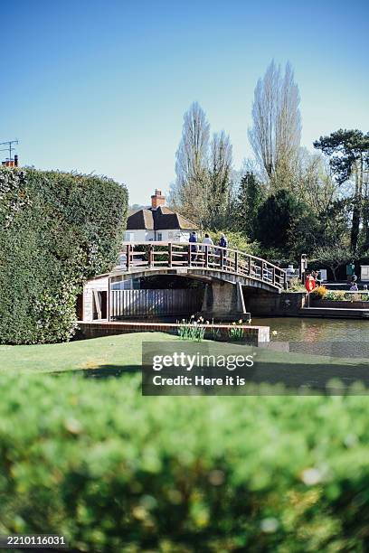 marlow lock footbridge and surroundings - marlow bridge stock pictures, royalty-free photos & images