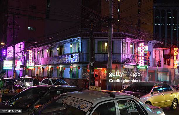 neonlichter in der burgos straße, makati, manila, philippinen - makati stock-fotos und bilder