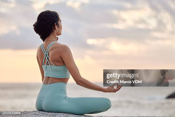 schiena, oceano e donna in meditazione con yoga, benessere ed equilibrio nella posa del loto in vacanza. persona, mare e yogi con tramonto, fitness e vacanza mattutina con hobby, relax e consapevolezza in pausa - dorso umano foto e immagini stock