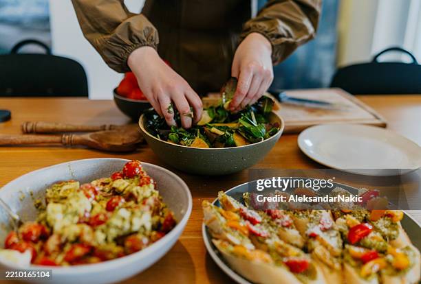 hosting a dinner party - gastheer stockfoto's en -beelden