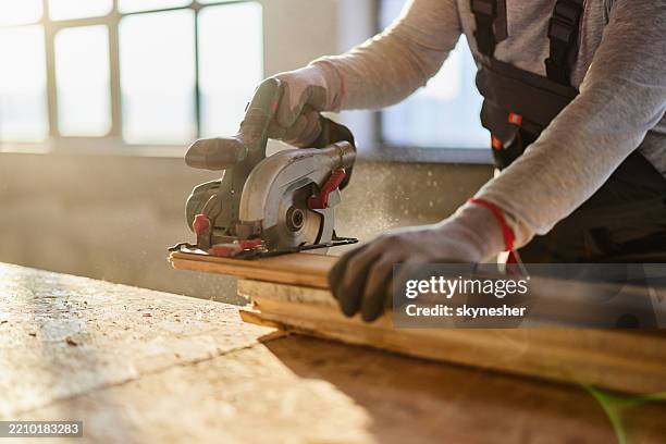 ¡cortando tablones de madera con sierra eléctrica! - carpintería fotografías e imágenes de stock