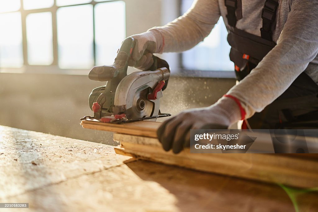 Cutting wood plank with electric saw!