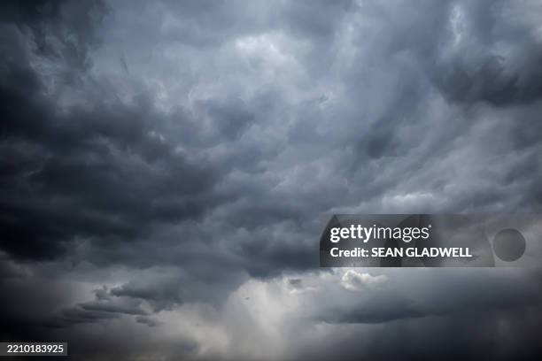 dark rain cloud sky - storm fotografías e imágenes de stock