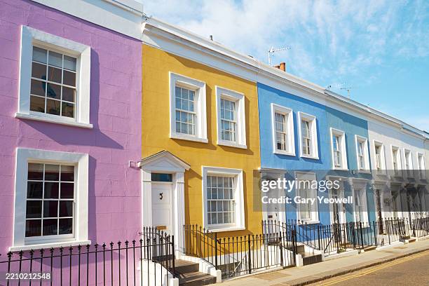 multi coloured traditional terraced houses in notting hill, london - notting hill photos et images de collection