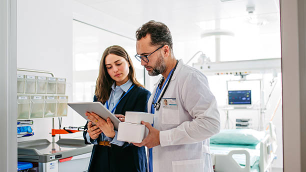 pharmaceutical sales respresentative talking with doctor. - medical representative stock pictures, royalty-free photos & images