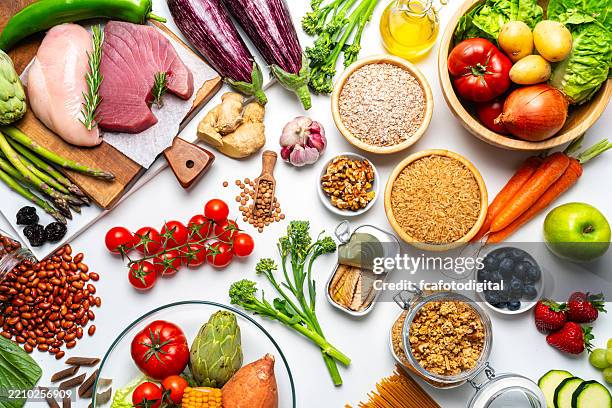 selezione di cibi crudi consigliati per una dieta ben bilanciata e un sistema digestivo sano - apparato digerente umano foto e immagini stock