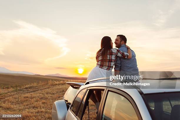 sunset kiss - land in sicht stock-fotos und bilder