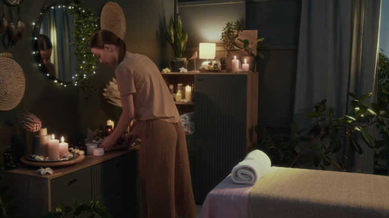 https://media.gettyimages.com/id/2210274809/video/slow-motion-of-female-specialist-preparing-for-massage-in-serene-spa-room.jpg?b=1&s=640x640&k=20&c=Vyn1_YXfD86__EQFlAzMQiKH0BxWUdbdqCbZEgq3en0=
