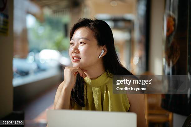 estilo de vida moderno con tecnología y ambiente de cafetería - espacio de trabajo virtual compartido fotografías e imágenes de stock