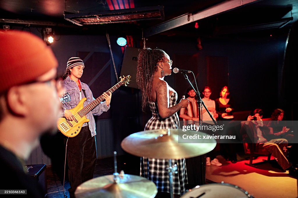 Sänger, Bassist und Schlagzeuger auf der Bühne während des Auftritts