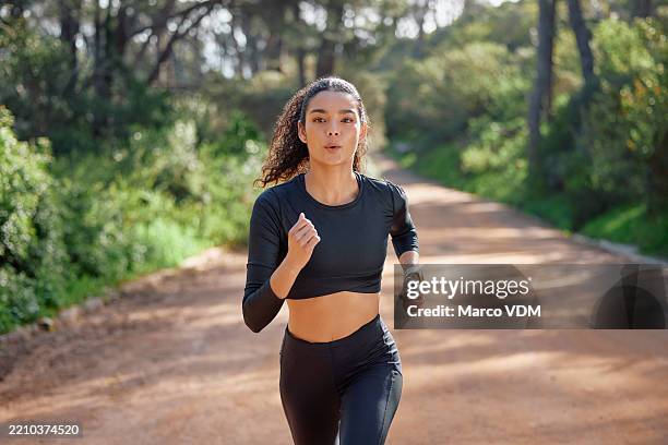 fitness, laufen und frau in der natur für bewegung, marathontraining und cardio-workout am morgen. sport, läufer und mensch in der natur für wellness, leistung und gesundheit, für ausdauer oder herausforderung - rennen stock-fotos und bilder