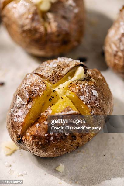 baked potato - gepofte-aardappel stockfoto's en -beelden