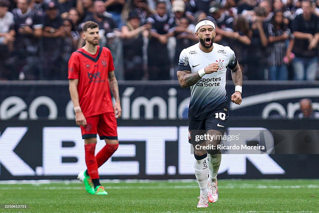 Memphis Depay of Corinthians celebrates after scoring the team's
