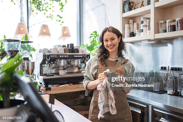 behind the scenes of a cozy café - empregado de café imagens e fotografias de stock