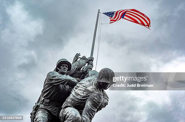iwo jima memorial - iwo jima sculpture photos et images de collection