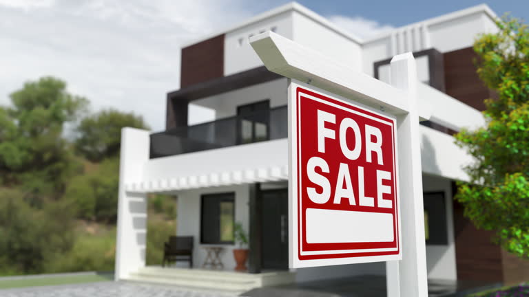 https://media.gettyimages.com/id/2210472096/video/for-sale-real-estate-sign-in-front-of-new-contemporary-house.jpg?b=1&s=640x640&k=20&c=cScVSEl2pTFEHWrpipGaC7bhCLJ7jfUe6-rqINtz84U=