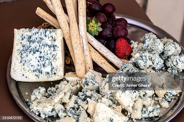 roquefort cheese, breadsticks, strawberries, and grapes. sweet and sour. picada. - roquefort stockfoto's en -beelden
