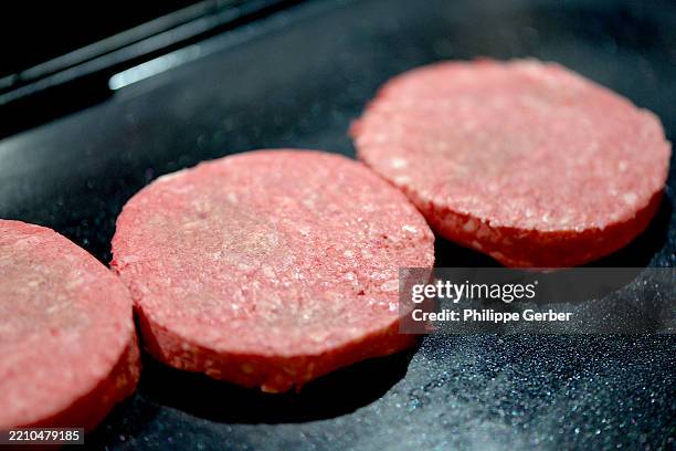 beef burgers on griddle - griddle stock pictures, royalty-free photos & images