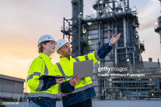 industrial engineers collaborating at a facility during sunset - energy storage stock pictures, royalty-free photos & images