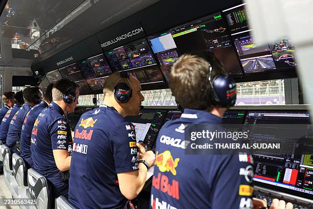 22 615 Red Bull F1 Pit Stop Stock Photos High Res Pictures And Images 22-615-red-bull-f1-pit-stop-stock-photos-high-res-pictures-and-images