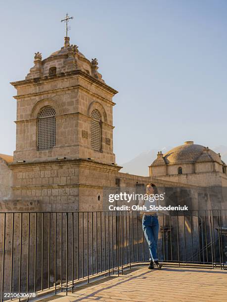frau erkundet kolonialarchitektur in arequipa, peru - plaza de armas arequipa stock-fotos und bilder