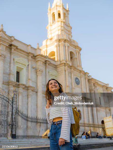 frau erkundet kolonialarchitektur in arequipa, peru - plaza de armas arequipa stock-fotos und bilder