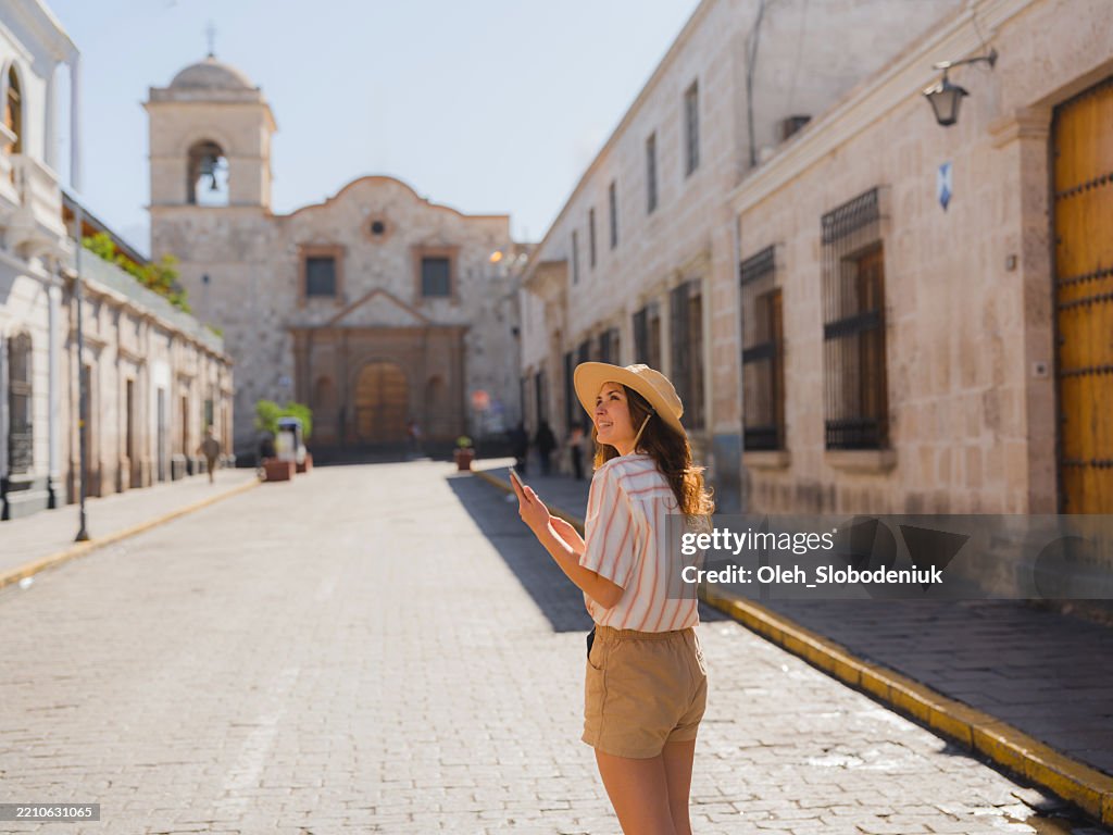 Frau, die Smartphone während einer Reise in Peru benutzt