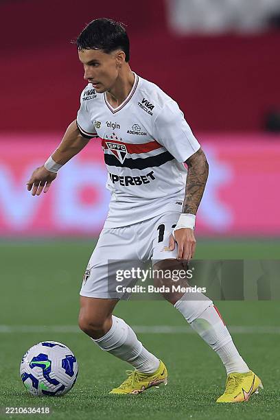 Ferreira of Sao Paulo controls the ball during the match between Botafogo and Sao Paulo as part of Brasileirao 2025 at Estadio Olímpico Nilton Santos...