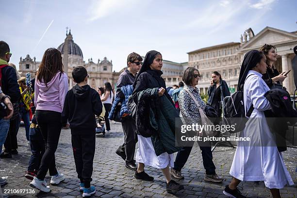 April 2025, Vatican, Vatikanstadt: Tourists, pilgrims and mourners walk through St. Peter's Square on the day of Pope Francis' death. The Argentinian...