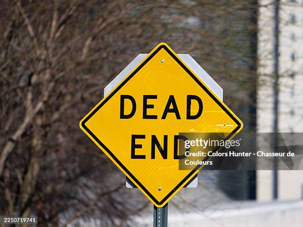 dead end road sign photographed on a street in manhattan, new york state, united states. colors. day light. - rua sem saída imagens e fotografias de stock
