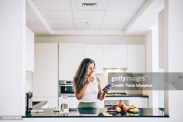 a young woman uses ai to scan products for macronutrient content - östrogen stock-fotos und bilder