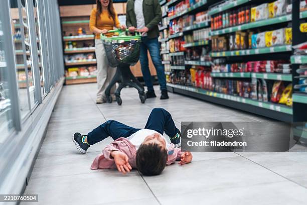 kleiner kleinkind, der im supermarkt einen wutanfall hat - trotzanfall stock-fotos und bilder