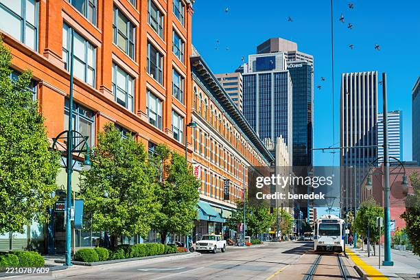 denver lightrail zug straßenbahn usa - lightrail stock-fotos und bilder