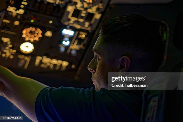 portrait nocturne d’un instructeur de vol dans un simulateur de vol - aviation-générale photos et images de collection