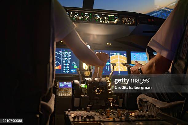 el piloto en la cabina de un avión de pasajeros empuja hacia adelante el acelerador - simulador de vuelo fotografías e imágenes de stock